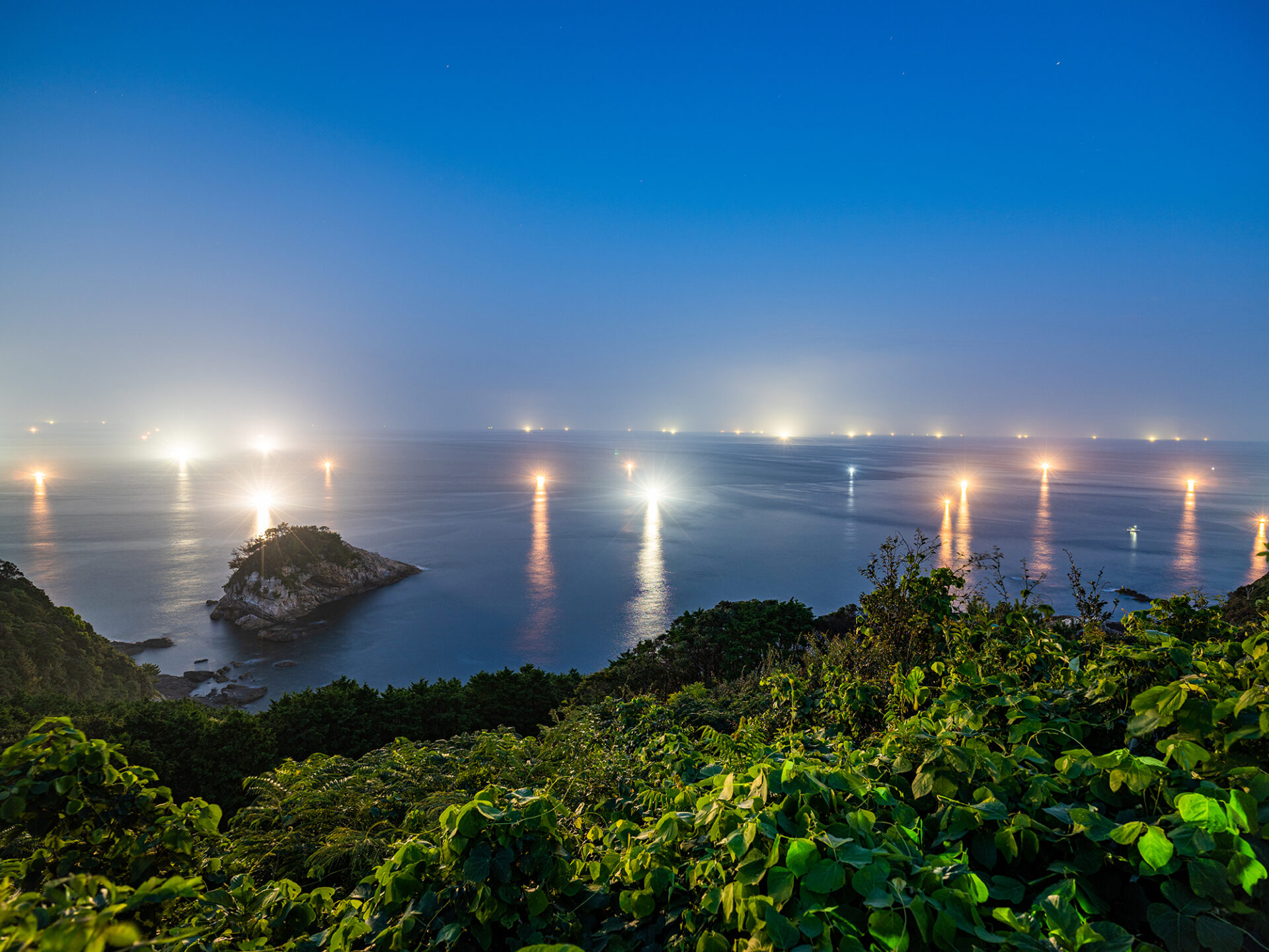 夜の海にきらめく光景 ―対馬で出会う秋の漁火体験