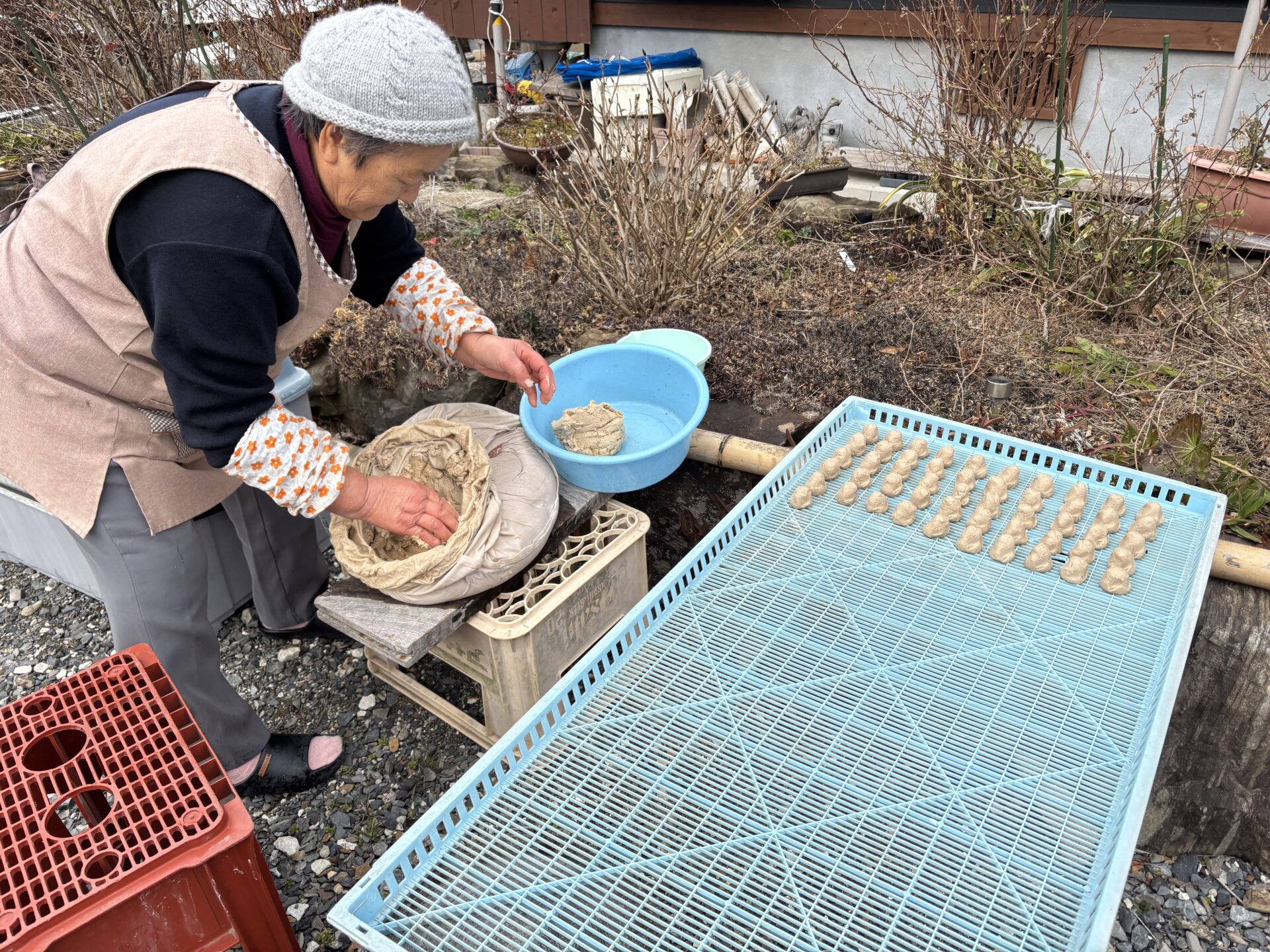 冬の対馬でしかできない体験、せんだんご作り。